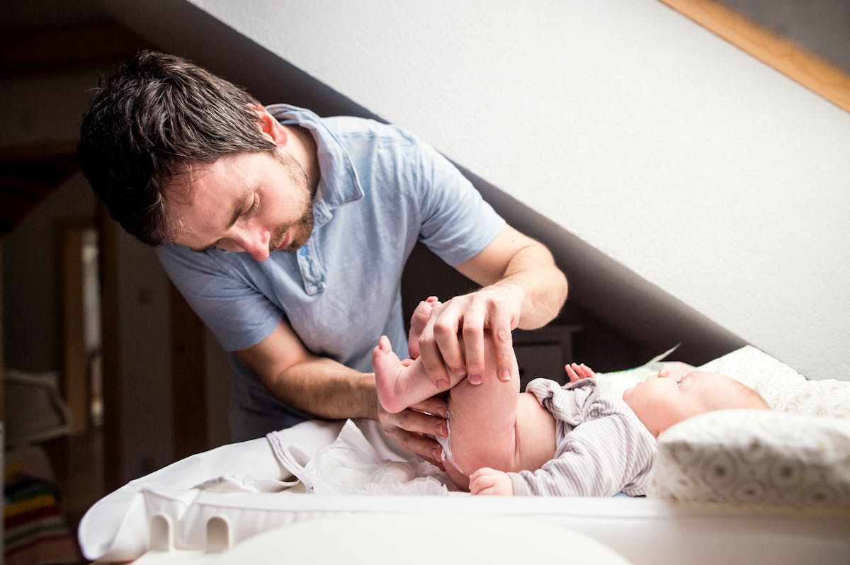 Érythème fessier bébé ou fesse rouge bébé : soins, symptômes ...