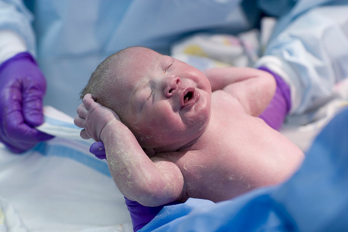 Accouchement : que ressent bébé pendant la naissance ?