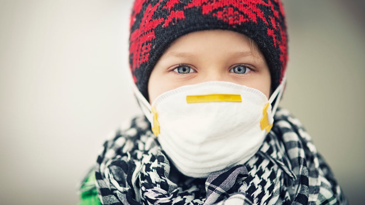 enfant avec un masque anti pollution
