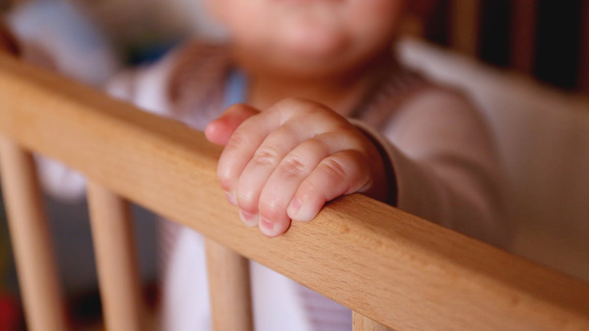 Pourquoi Bebe Se Reveille La Nuit Et Comment L Eviter Parents Fr Pourquoi Bebe Se Reveille La Nuit Et Comment L Eviter Parents Fr
