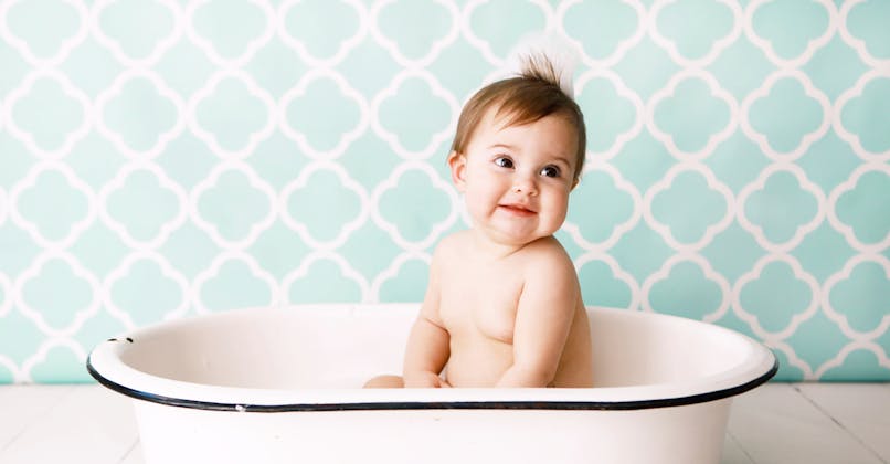 un bébé assis dans son bain