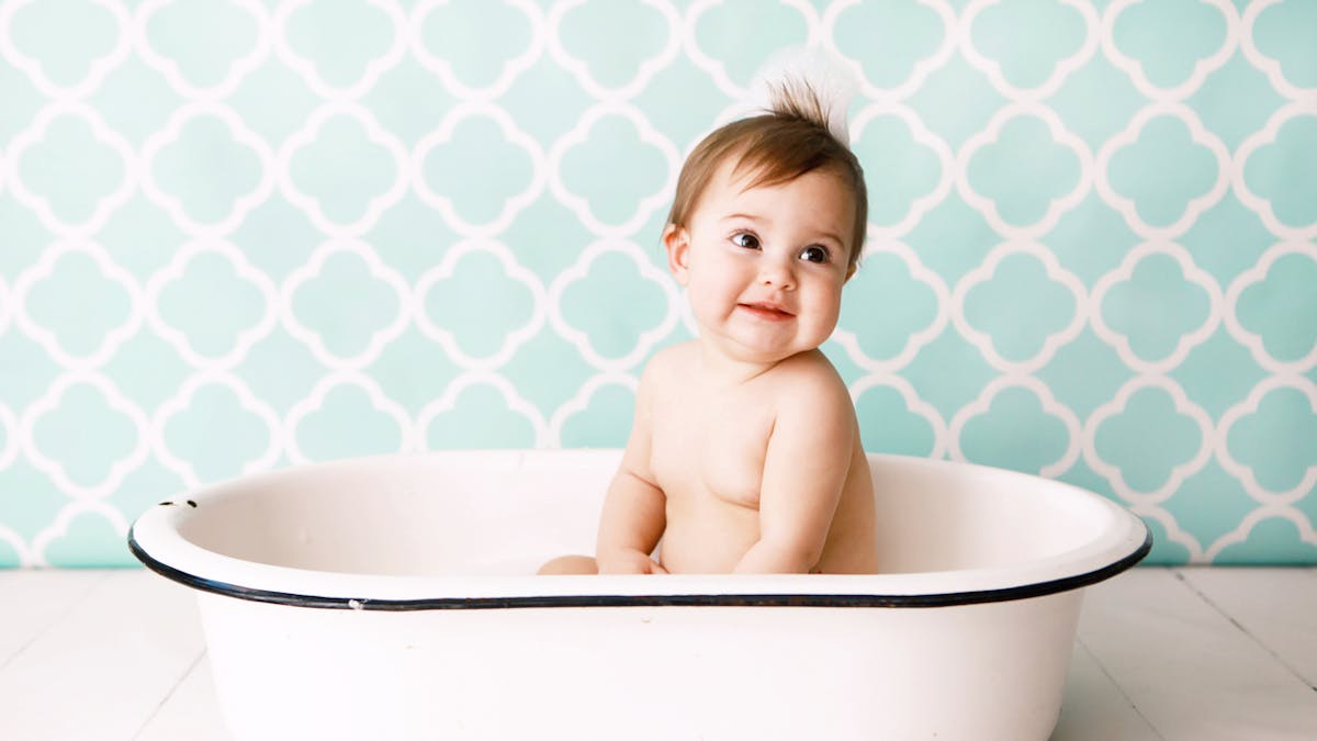 un bébé assis dans son bain
