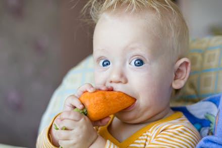 Pour les fruits et légumes, quand est-ce que bébé passe au cru ?