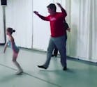 Ces papas font de la danse classique avec leur fille pour la Saint-Valentin (VIDEO)