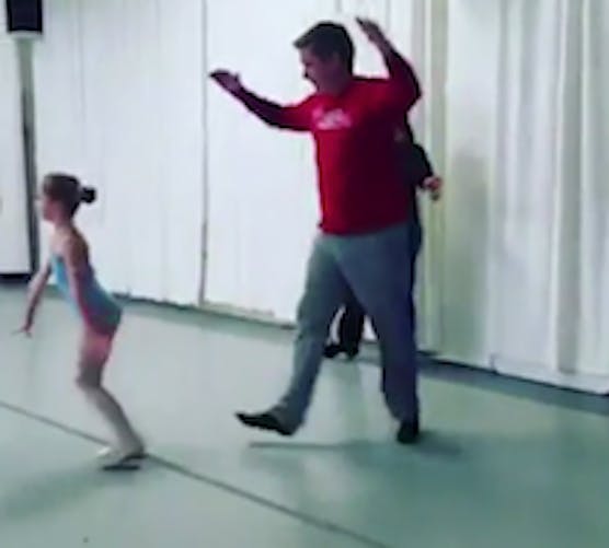 des papas danse avec leur fille