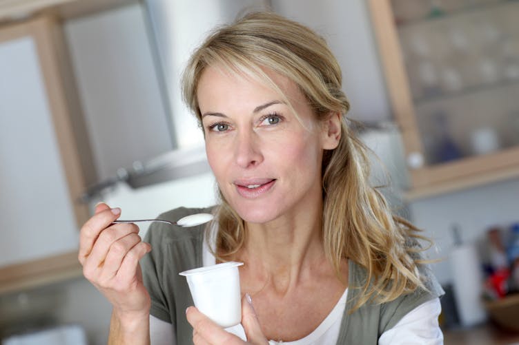 femme mangeant un yaourt nature