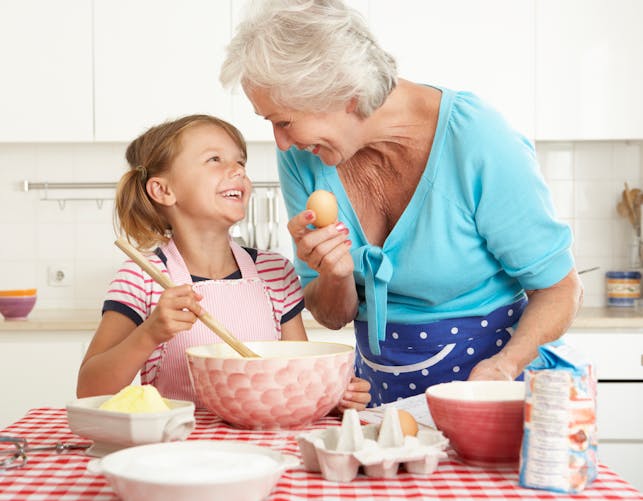 grand-mère et sa petite fille en train de cuisiner