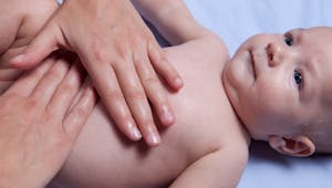 Des massages pour soulager votre bébé