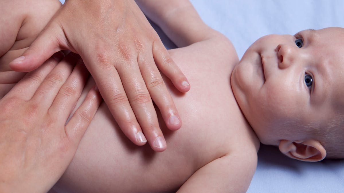 Des Massages Pour Soulager Votre Bebe Parents Fr Parents Fr Des Massages Pour Soulager Votre Bebe Parents Fr Parents Fr
