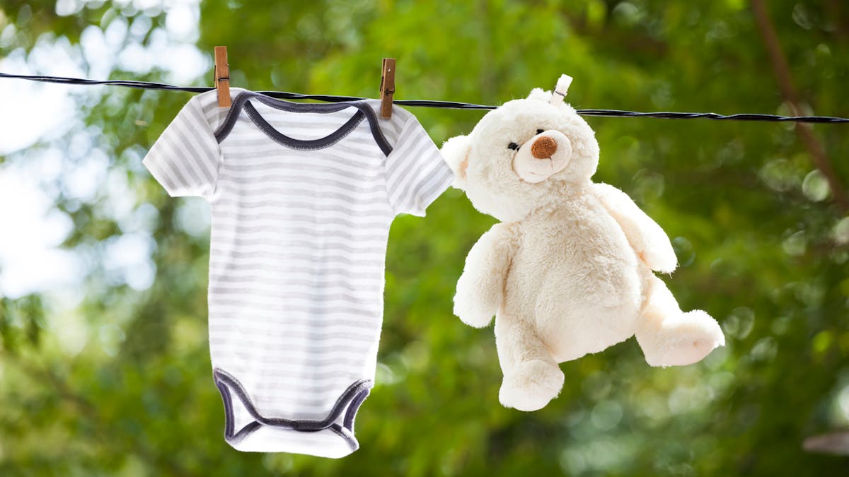 Comment Habiller Bebe A La Naissance Parents Fr Comment Habiller Bebe A La Naissance Parents Fr