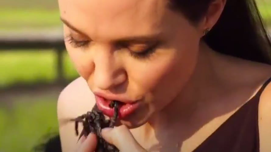 Angelina Jolie mange des araignées avec ses enfants