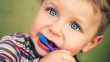 Bébé : à quel âge le brossage des dents ?