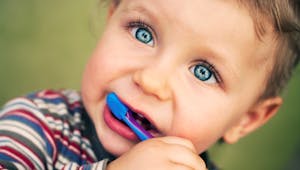 Bébé : à quel âge le brossage des dents ?