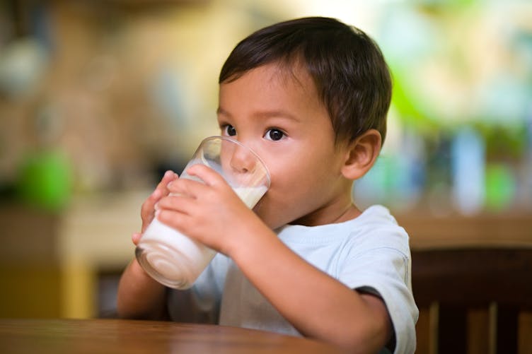 enfant trois ans boit lait