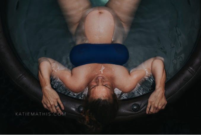 Une femme accouche dans l'eau