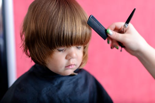 Comment bien couper les cheveux de bébé ?