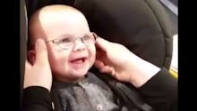 Ce bébé malvoyant voit sa maman pour la première fois et sa réaction est adorable (VIDEO)