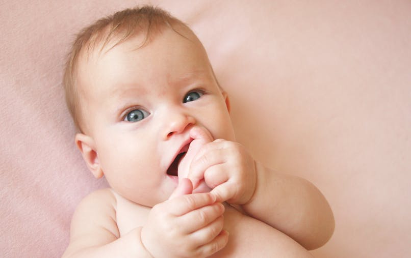 Bebe 0 6 Mois Les Progres Moteurs Et De Langage Parents Fr Bebe 0 6 Mois Les Progres Moteurs Et De Langage Parents Fr