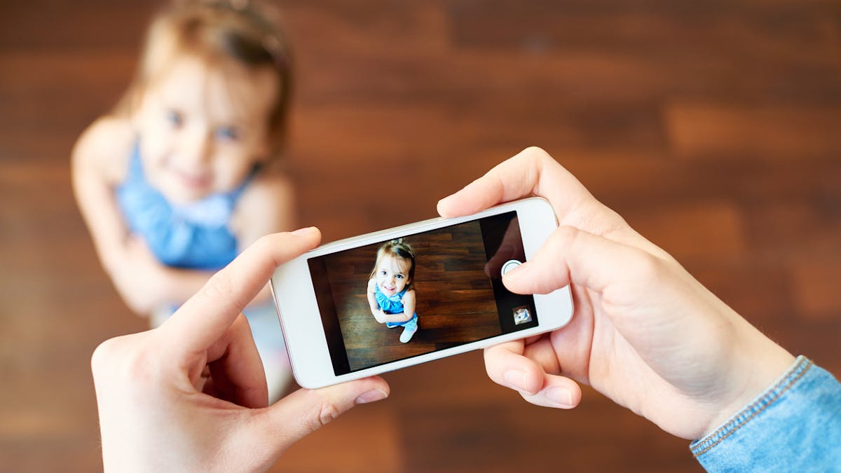 parent photographie enfant avec portable