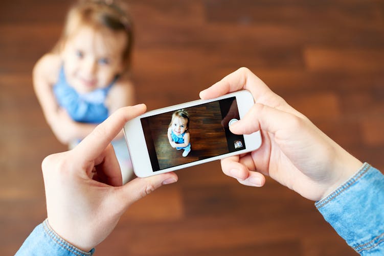 parent photographie enfant avec portable