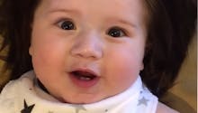 Theo, le nouveau bébé chevelu qui fait le buzz (VIDEO)