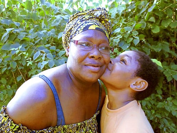 Un enfant embrasse sa mère