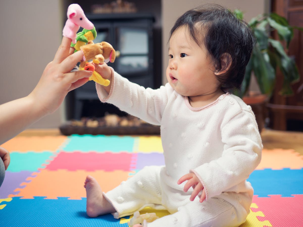 Les marionnettes à doigts sont des activité d'éveil importantes pour le  développement de l'enfant. Et de moments à partager avec votre bébé !