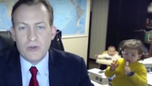 Ses enfants perturbent son interview en direct et font rire le monde entier ! (VIDEO)