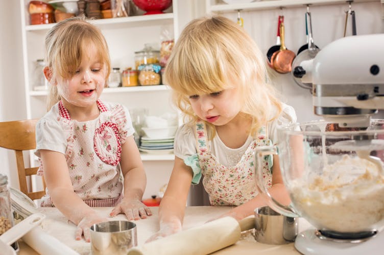 2 fillettes cuisinant des gâteaux