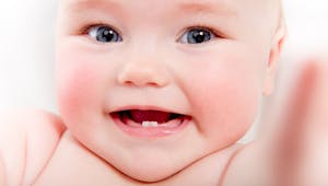 Tout savoir sur les dents de bébé et les poussées dentaires