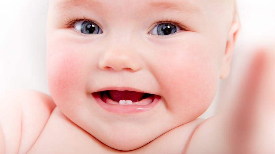 bébé avec deux petites dents de lait