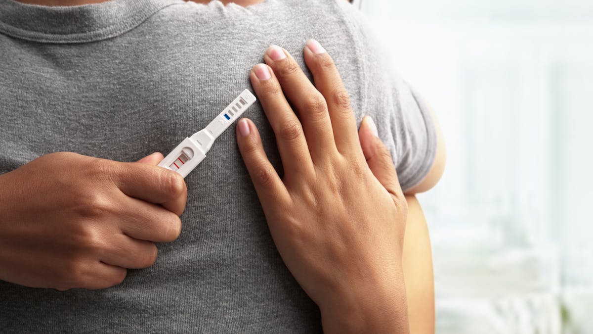 tests de grossesse dans main d'une femme