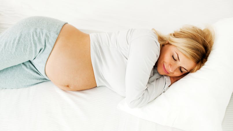 femme enceinte allongée dans son lit