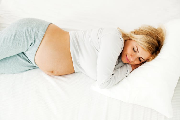 femme enceinte allongée dans son lit