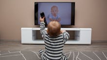 Trop de télé peut empêcher l’enfant d’être prêt pour l’école maternelle