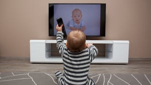 Trop de télé peut empêcher l’enfant d’être prêt pour l’école maternelle