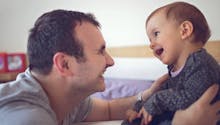 Un papa répertorie les mots prononcés par son bébé les premiers mois de vie