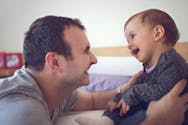 Un papa répertorie les mots prononcés par son bébé les premiers mois de vie