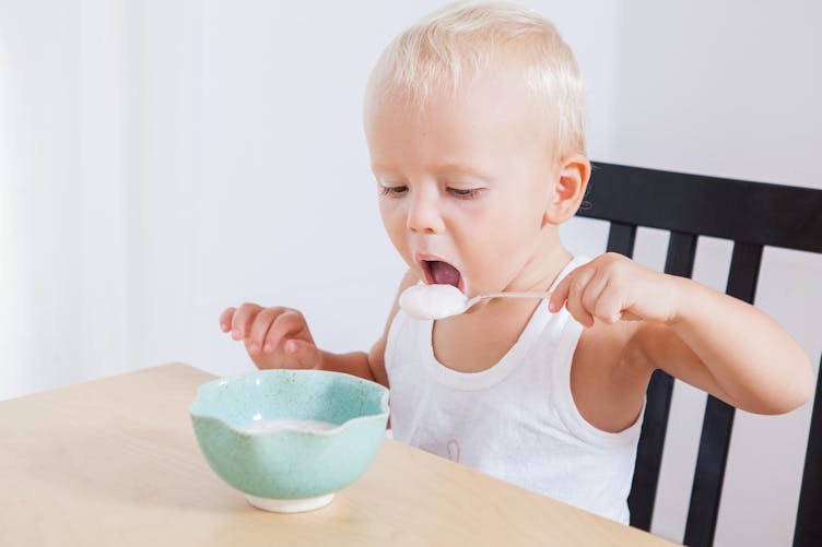 enfant mangeant un yaourt