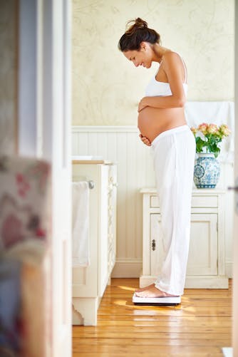 femme enceinte sur une balance