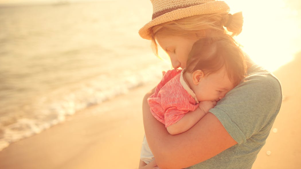 A la plage, les 5 règles d'or pour votre bébé