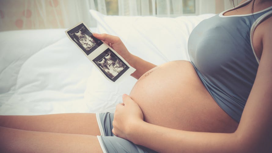 femme enceinte de 7 mois qui regarde son échographie