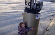 Mignon : une fillette se lie d’amitié avec… un chauffe-eau abandonné ! (VIDEO)
