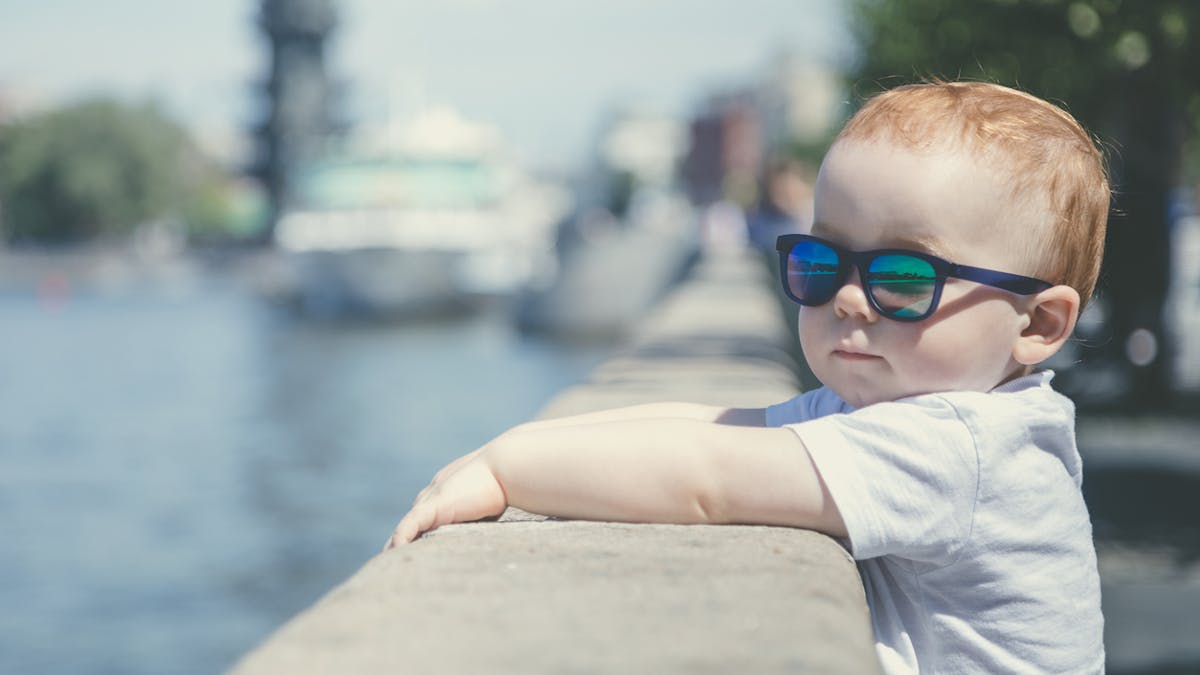 petit garçon et lunettes de soleil