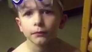 Ce petit garçon cherche son masque, et ses parents ne vont pas l’aider ! (VIDEO)