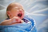 Pourquoi les bébés pleurent plus ou moins longtemps selon les pays ?
