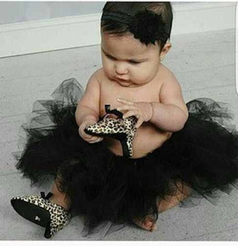 bébé portant des chaussures à talon