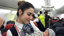 Un bébé prématuré voit le jour dans un avion en plein vol (PHOTOS)