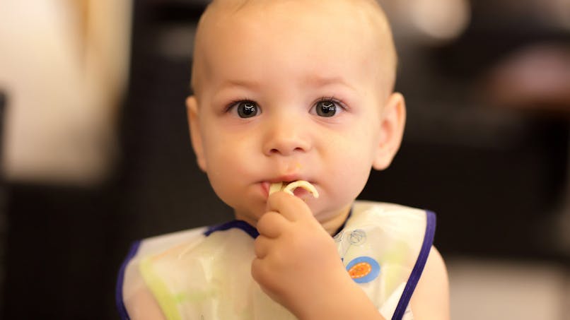 A Table Bebe Apprend A Manger Tout Seul Parents Fr A Table Bebe Apprend A Manger Tout Seul Parents Fr