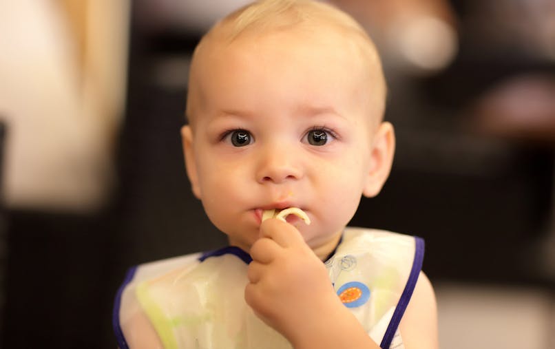 A Table Bebe Apprend A Manger Tout Seul Parents Fr A Table Bebe Apprend A Manger Tout Seul Parents Fr